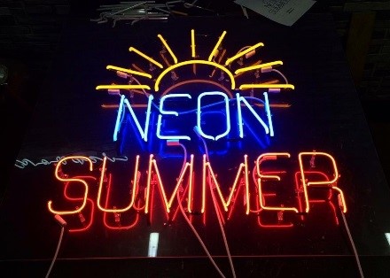 Неоновая вывеска «Summer»